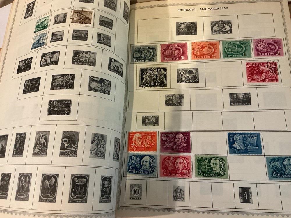 The New World Wide Postage Stamp Album with Over 775 Stamps See Photos