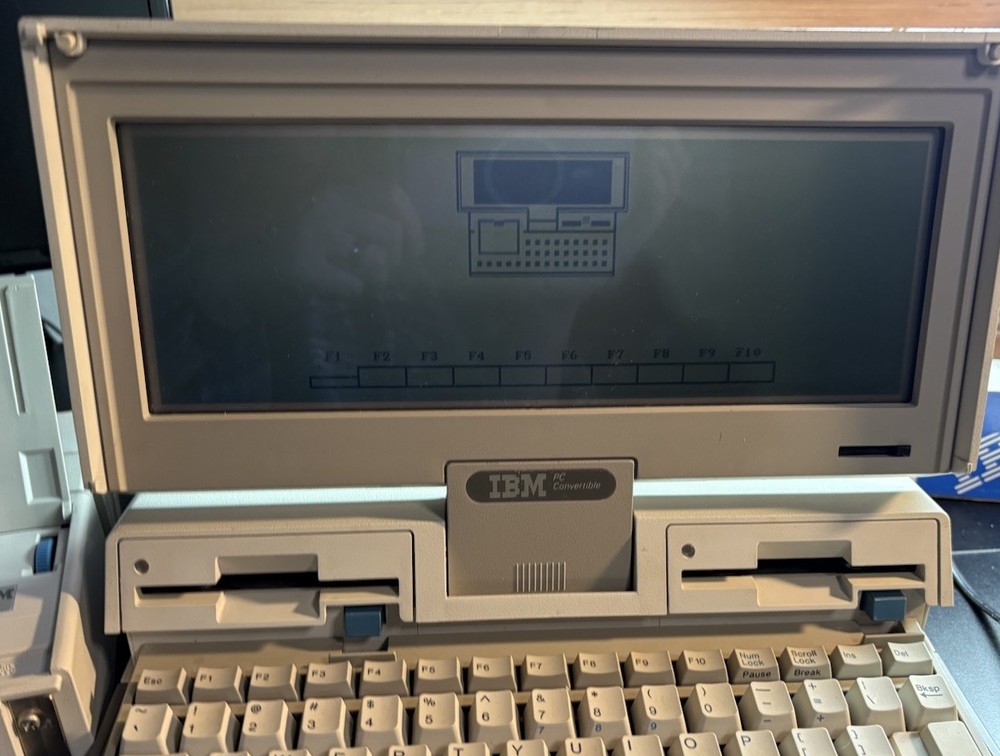 IBM PC 5140 Convertible BUNDLE - Vintage Portable Computer. Powers Up!