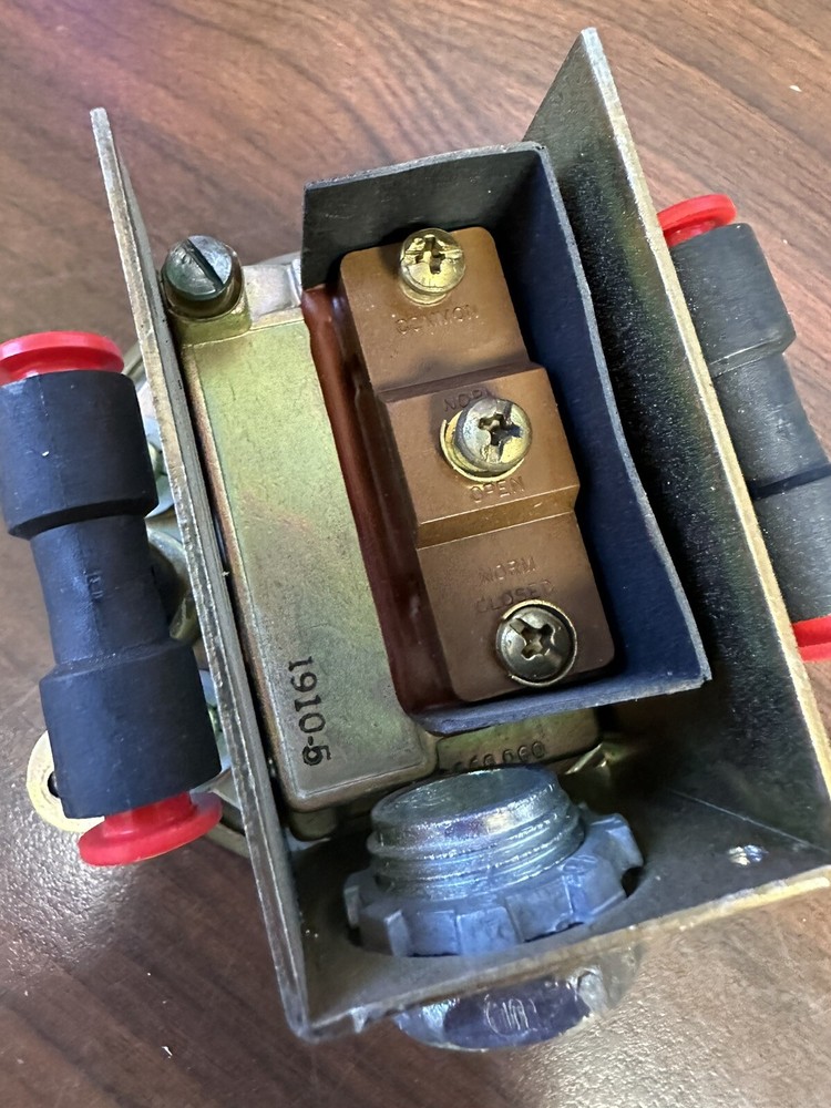 Dwyer Instruments 1910-5 Pressure Switch