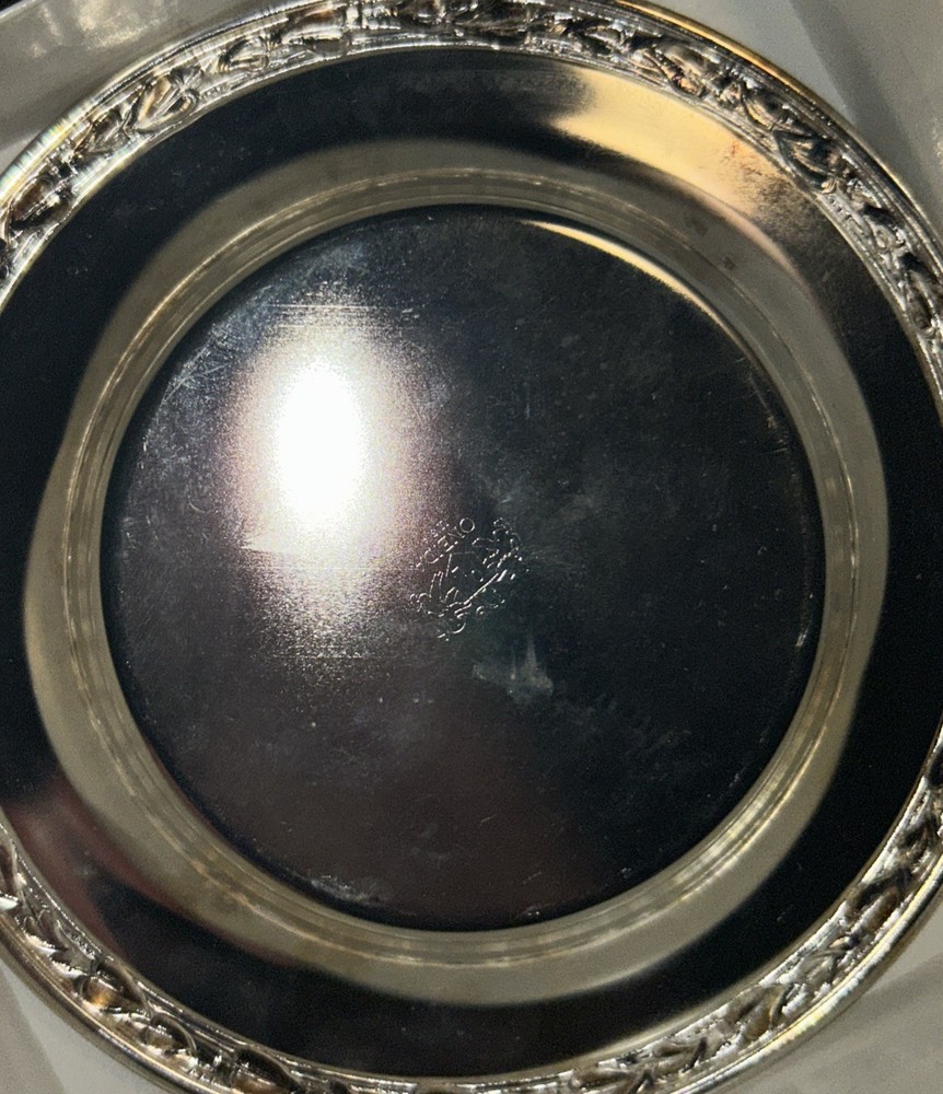 Oneida silver-plated base with decorative rim Removable clear glass insert