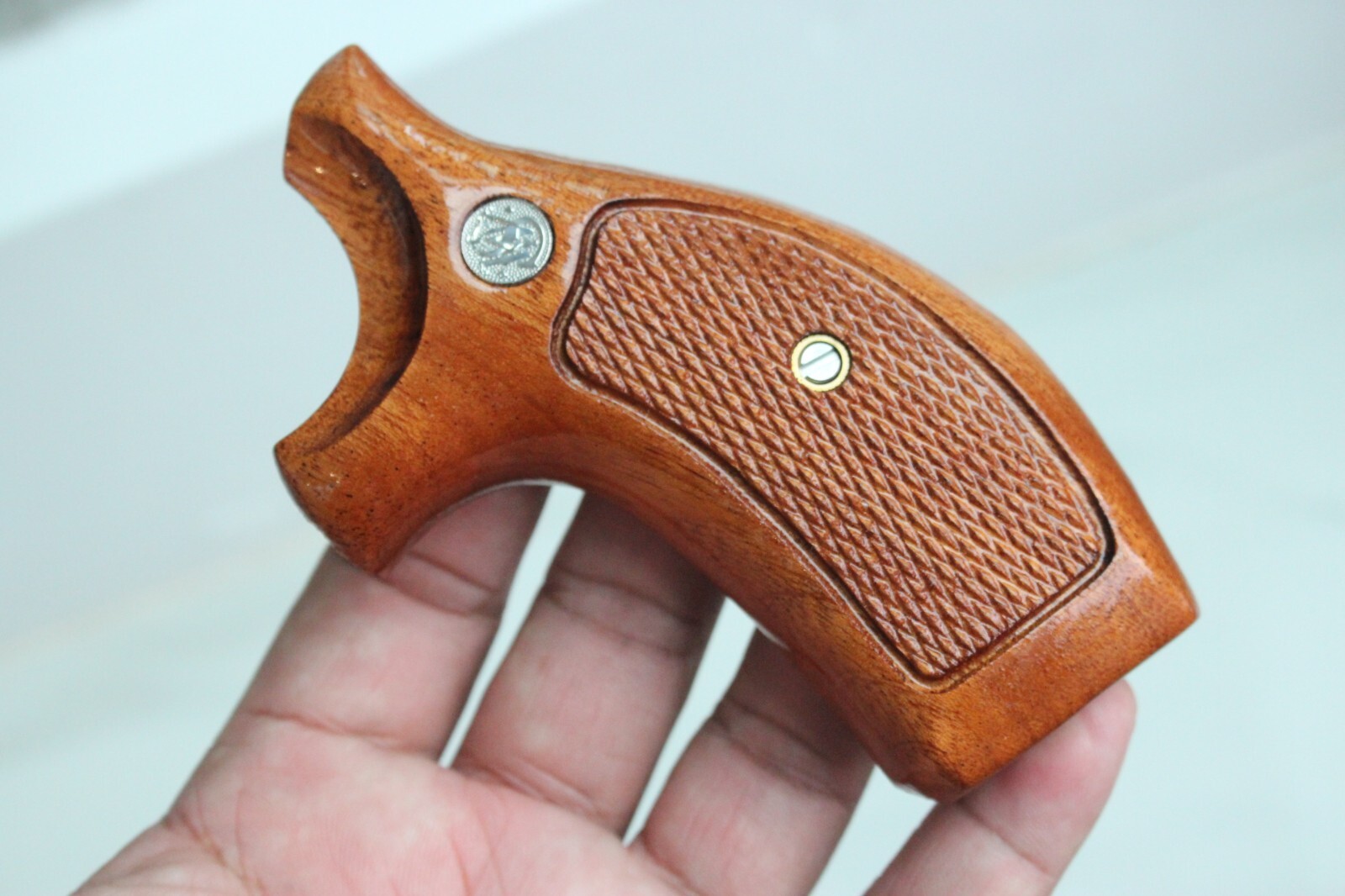 TARGET GRIPS FOR S&W K, L FRAME MODEL 686, 66 ROUND BUTT SAPELE WOOD # RANDOM