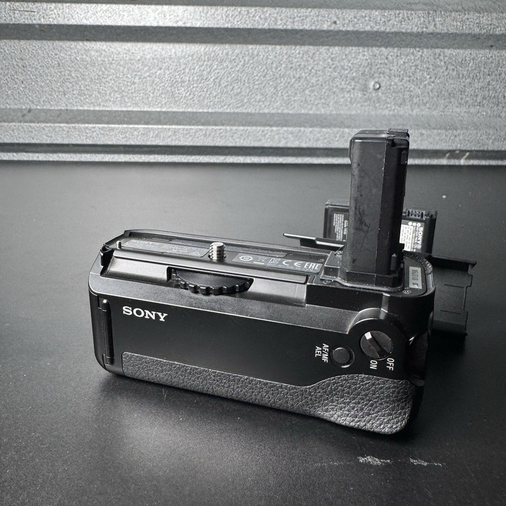 Sony Original VG-C1EM Grip with (2) Batteries