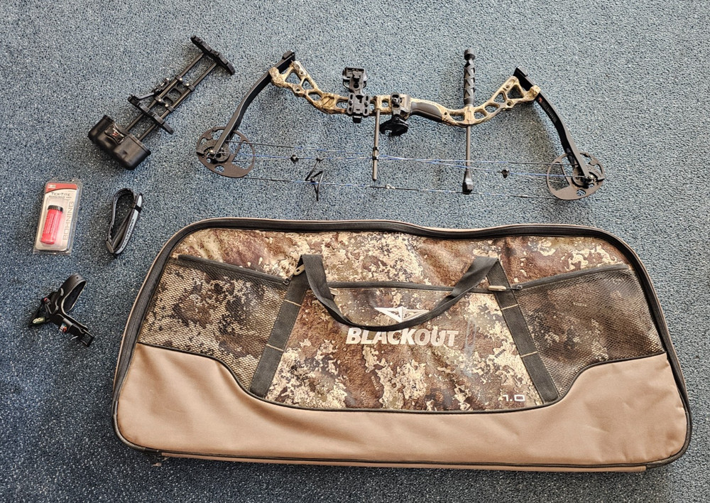 Diamond Archery Infinite Edge Pro Compound Bow 70# Draw w/ Case, Quiver, Release