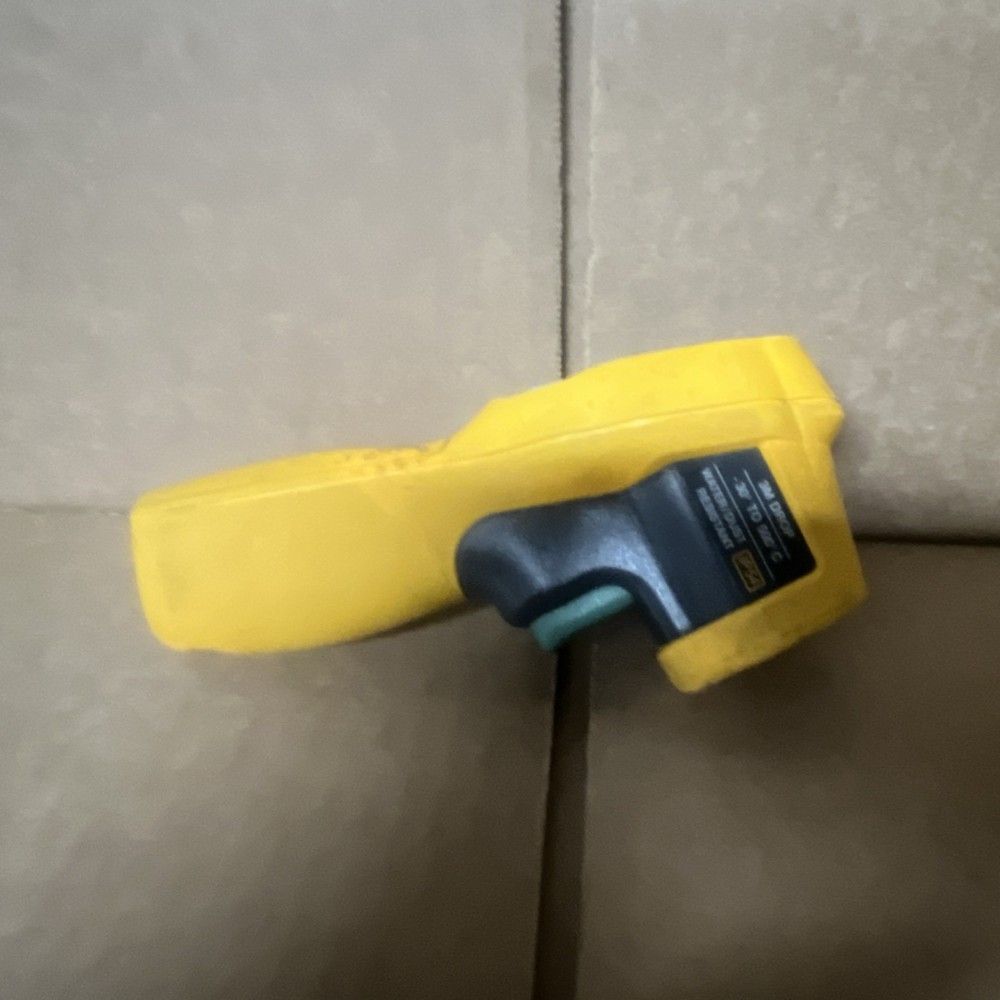 Fluke 62 MAX Infrared Thermometer Digital Display Adjustable Emissivity
