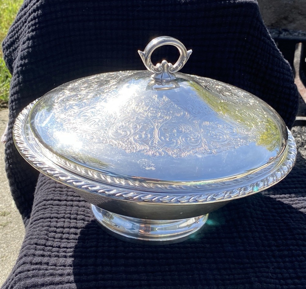 Wm A Rogers Silver Plated Bowl On Pedestal & Decorative Lid