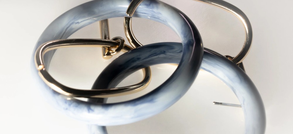 Double Circle Interlocking Hoop With Metal And Resin