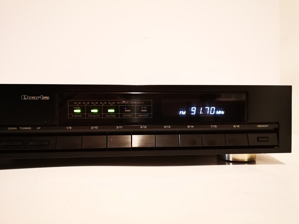 AKAI Quartz Synthesizer Tuner AT-52