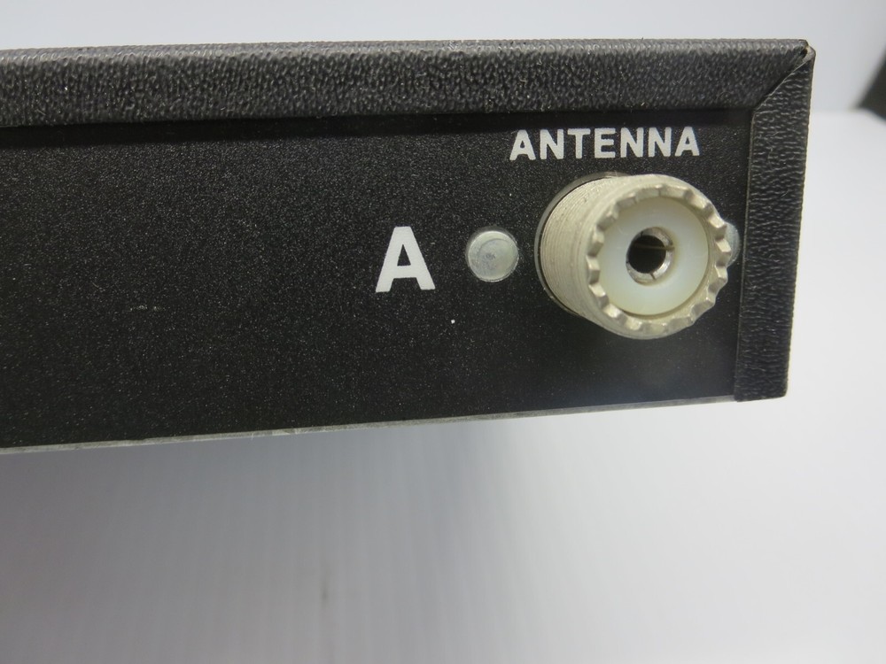 Shure L4 Diversity Wireless Receiver "MARCAD" Diversity 12.5-18VDC Powers On