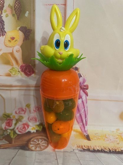HILCO Candy Container Carrot w Bobble Head Rabbit 2004 Bubble Gum