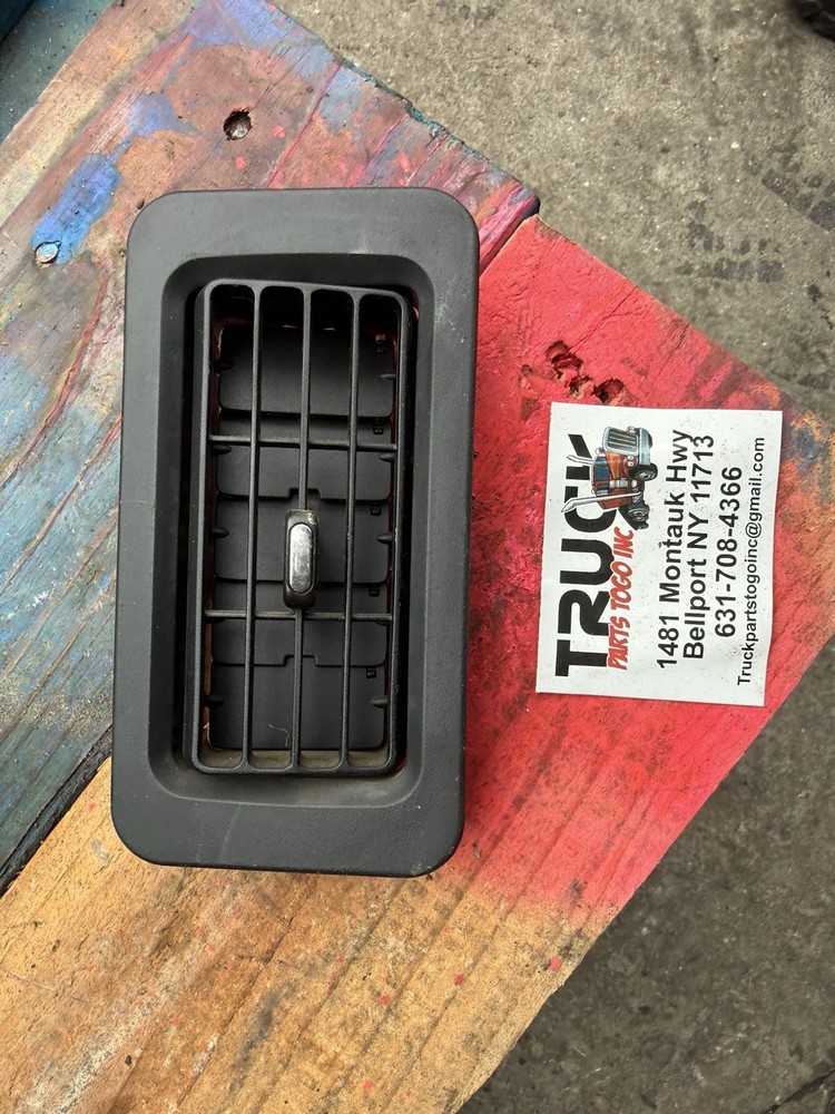 PACCAR HVAC LOUVER VENT U45 1002