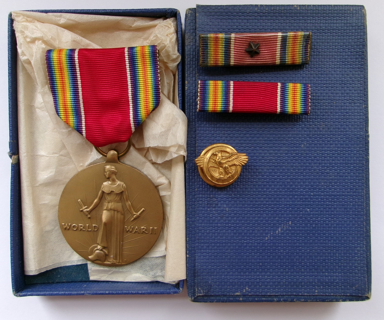 US WW2 Victory Medal in box of issue + ruptured duck badge + ribbon bars