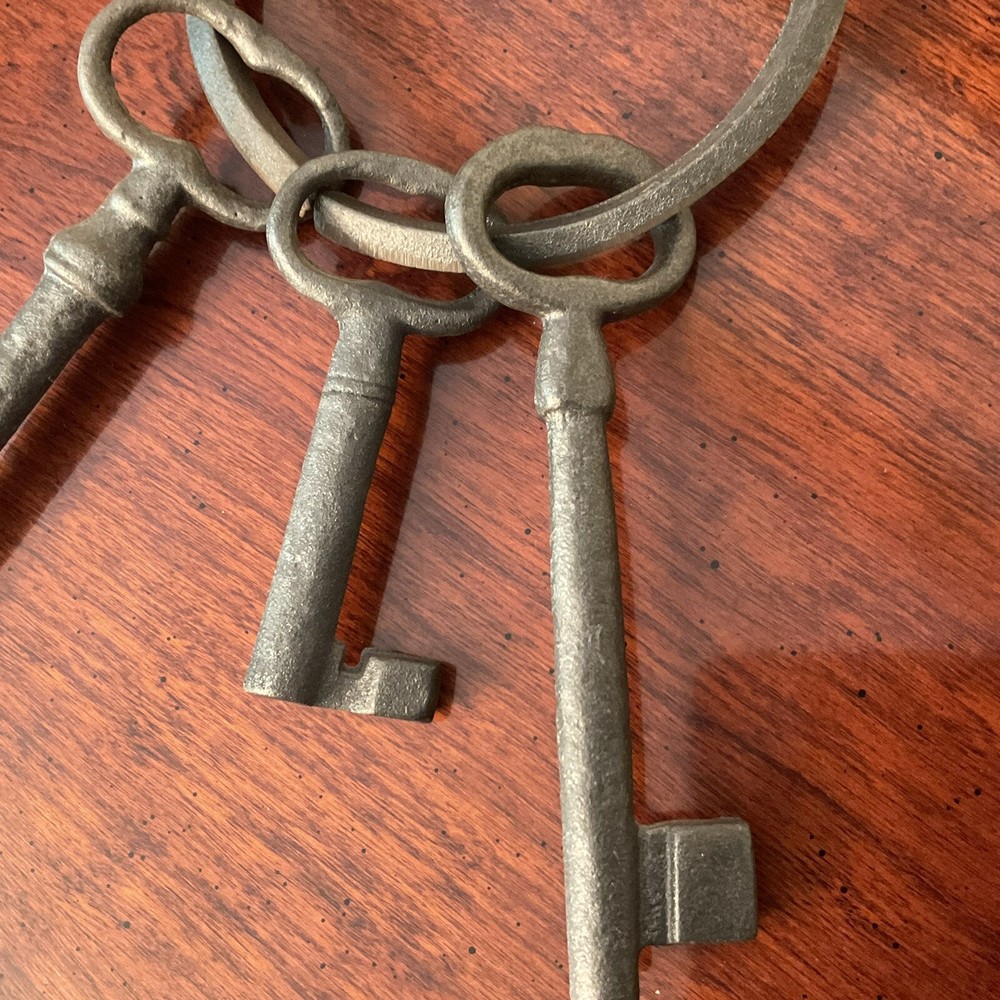 Rustic Decorative Cast Iron Key Set - Preowned