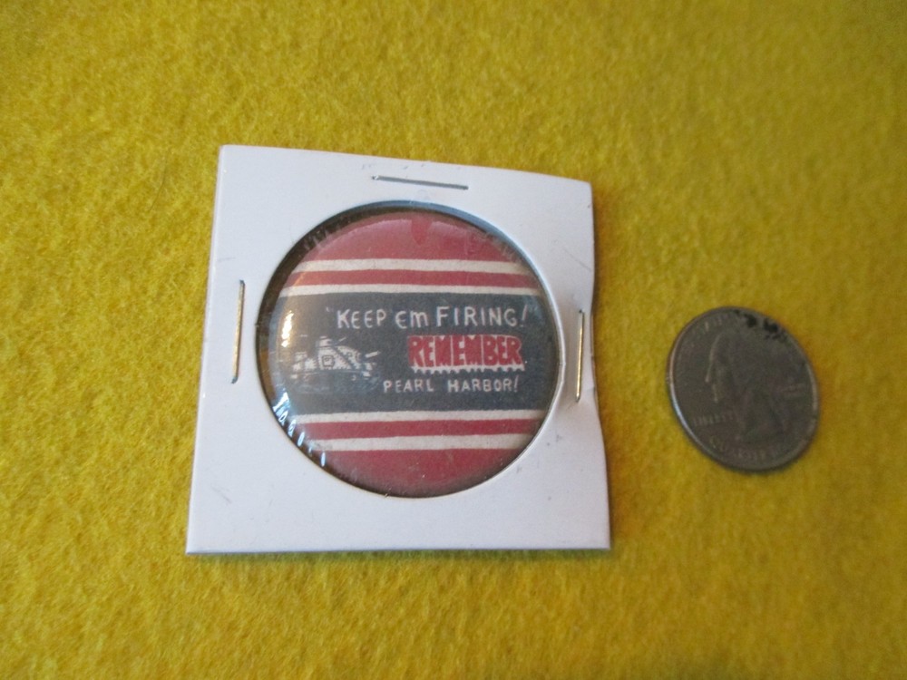 ORIGINAL WWII HOMEFRONT REMEBER PEARL HARBOR KEEP'EM FIRING TANK BUTTON
