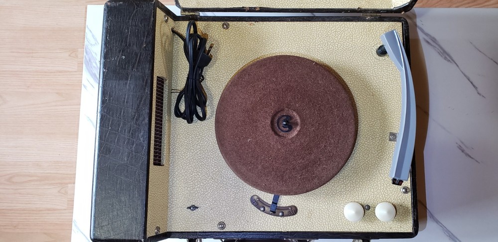 Vtg ELECTRO-MITE portable suitcase record player