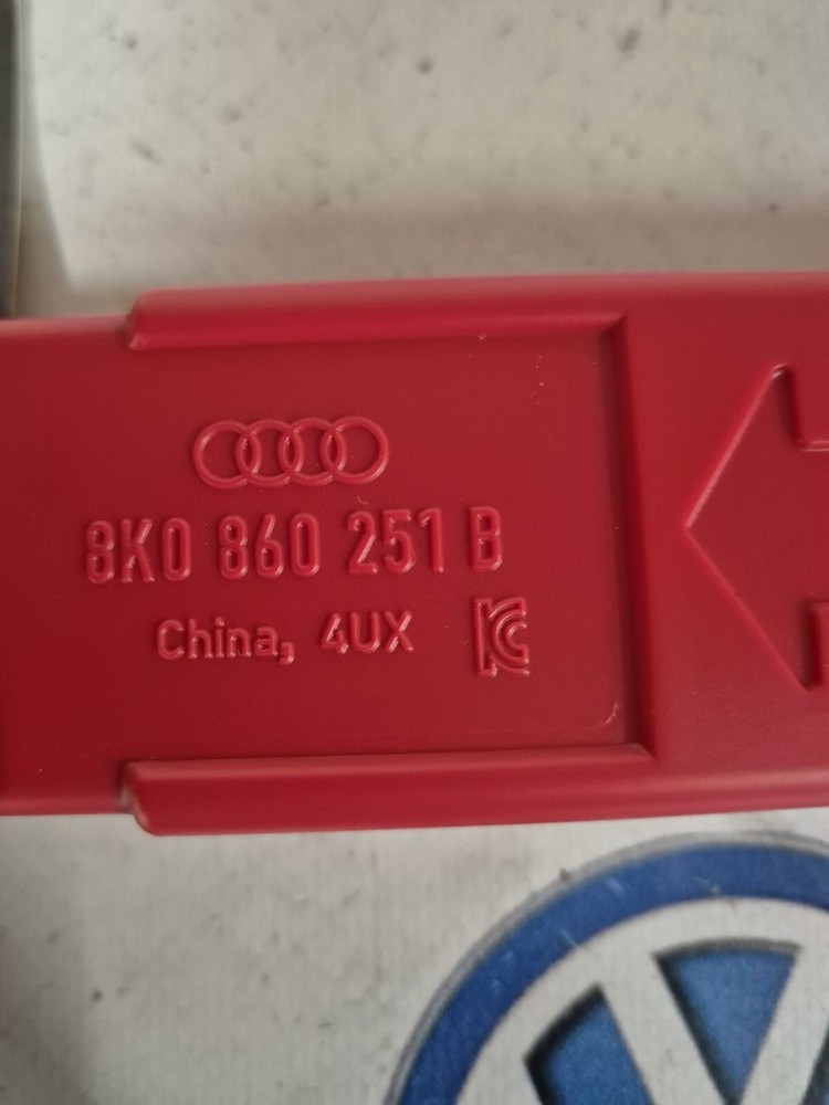 AUDI A1 2020 HAZARD WARNING TRIANGLE 8K0860251B