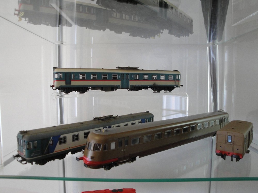 25cm PLEXIGLASS BRIDGE DISPLAY FOR LOCOMOTIVES CARRIAGES TRAIN