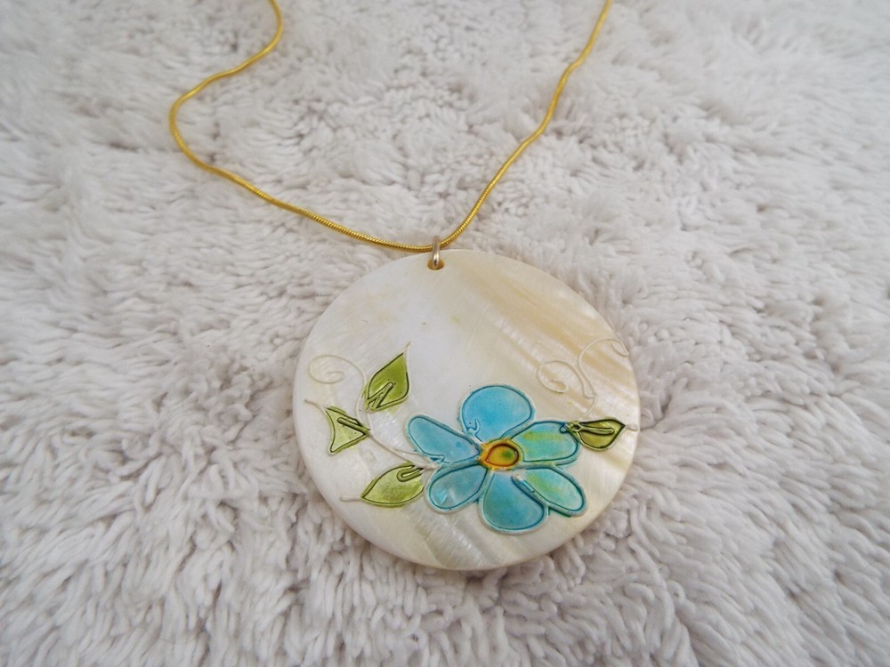 Goldtone White Blue Flower Shell Pendant Necklace (B34)
