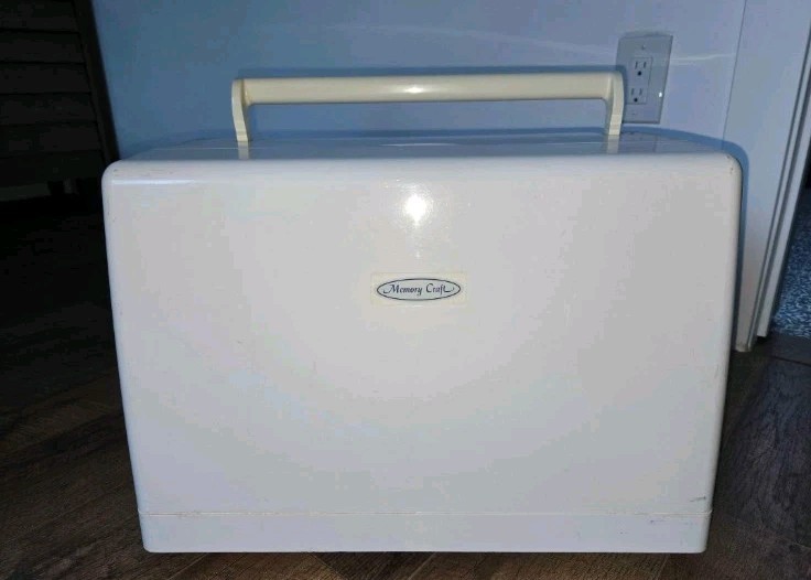 Janome Memory Craft MC 11000 Computerized Sewing Embroidery Machine & EXTRAS!