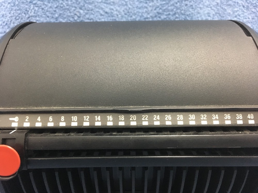 CD-3 MODEL 401 DESK-TOP HARD PLASTIC NUMBERED DISK STORAGE FOR 40 CD'S/DVD'S EUC