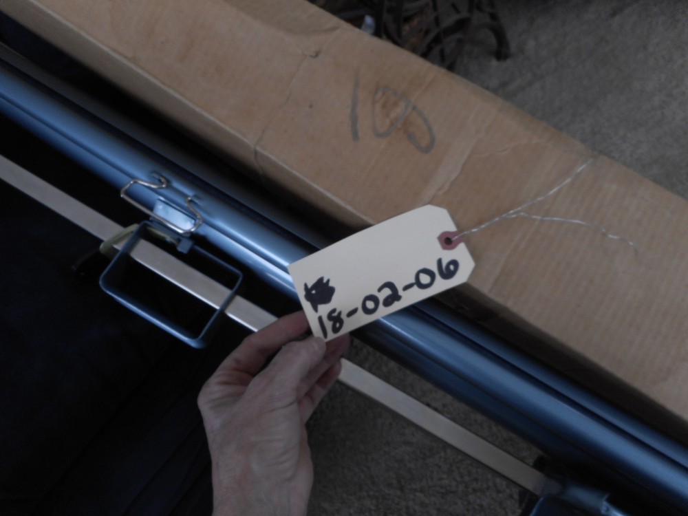 Aurora Conqueror White Pull Down Projector Screen Pre Owned W 39.5