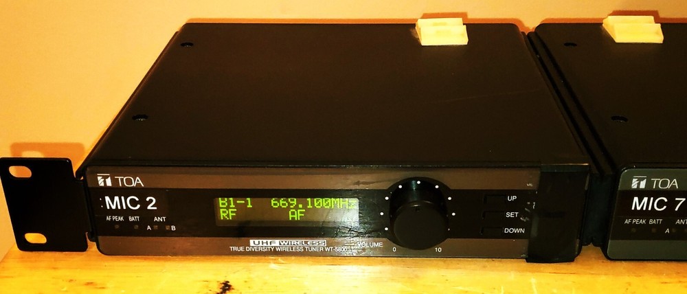 TOA UHF True Diversity Wireless Tuner WT-5800 & WT-5805 Receiver Set