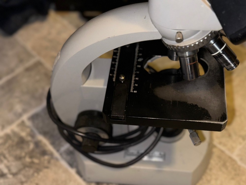 Zeiss Universal Microscope 47 30 15 with objectives