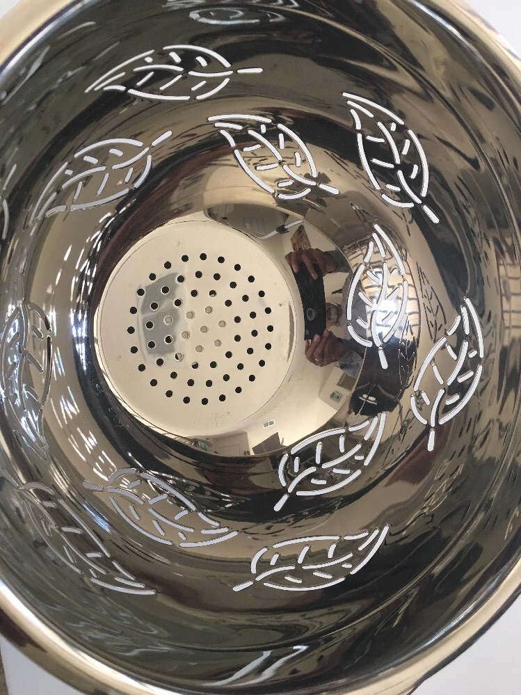 COLANDER LEAF DESIGN STAINLESS STEEL 5 QUART. NEW