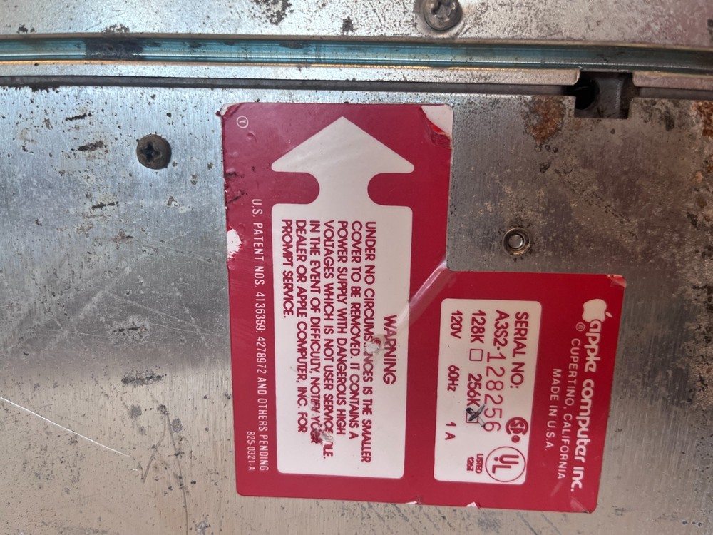 Apple III Computer 256k - Powers On - For Repair - Missing One Key