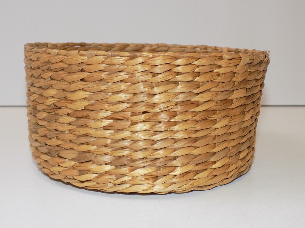 Vintage Grass Straw Basket 7" Diameter Knick Knack Fruit Container Storage