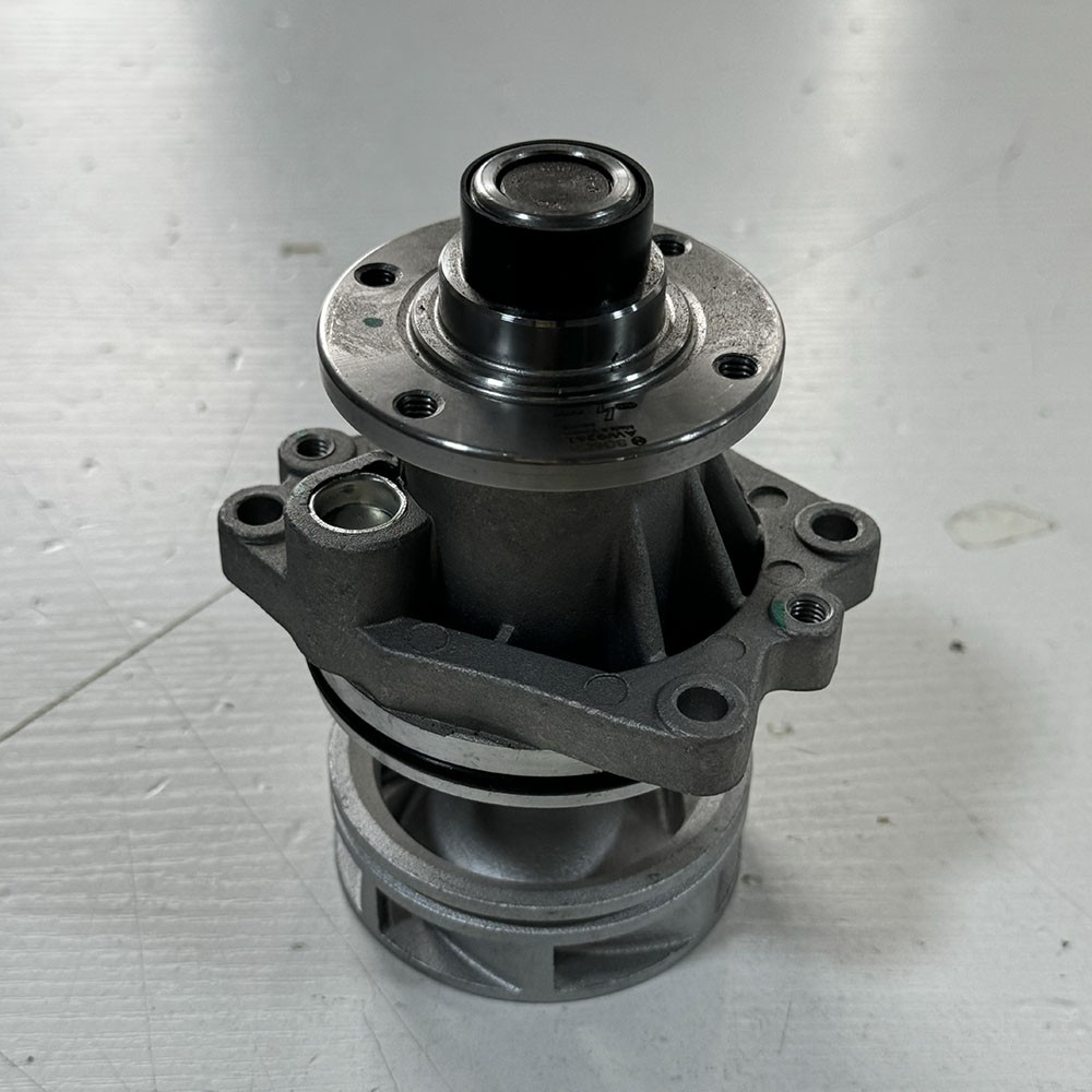 BOSCH Water Pump For BMW X5 E34 E36 E39 E46 E53 E83 E85 11517527799 11517527910