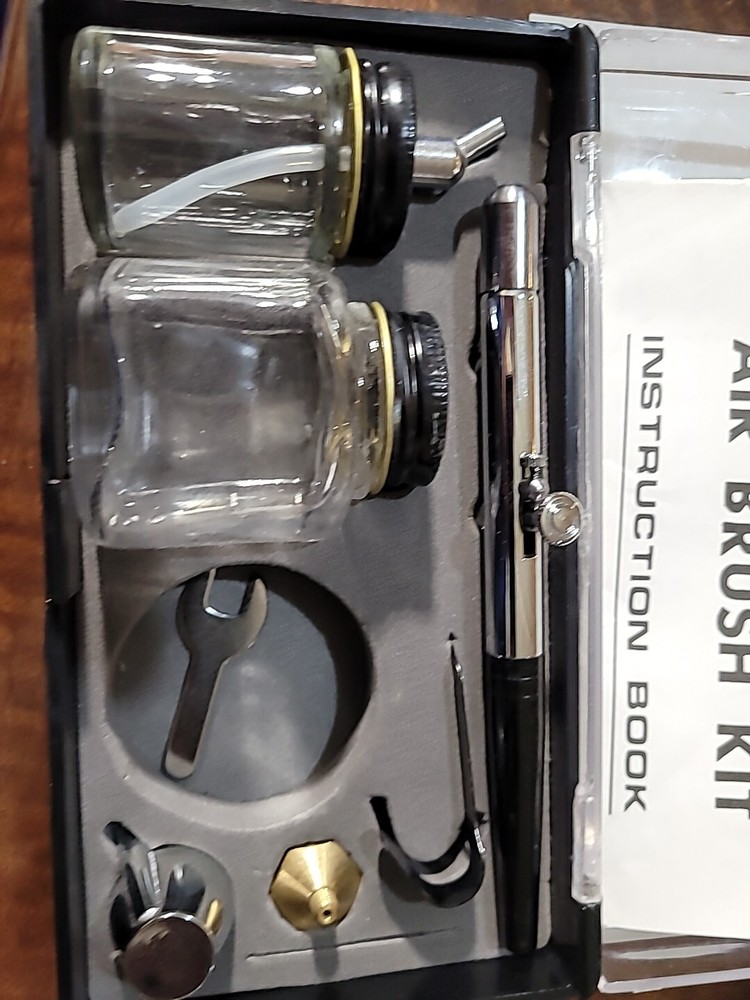 AES-132 Airbrush Kit. NEW. MISSING AIR HOSE.