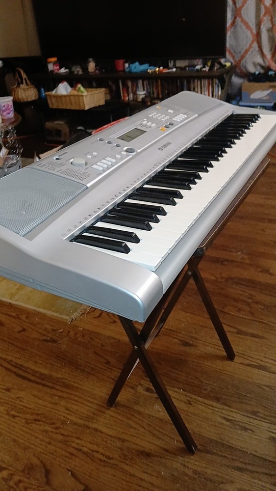 Yamaha YPT-300 61-Key Silver Electronic Keyboard