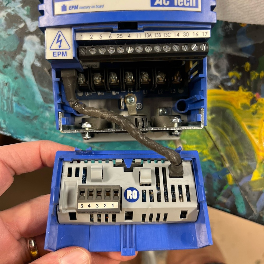 Used LENZE AC Tech ESV402N02TXB / ESV402N02TXB Variable Frequency Inverter Drive