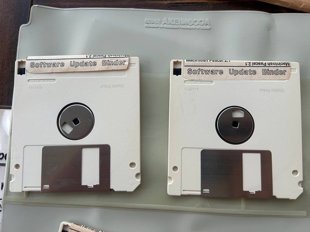 Original Apple internal Macintosh software update floppy disks & docs 1986