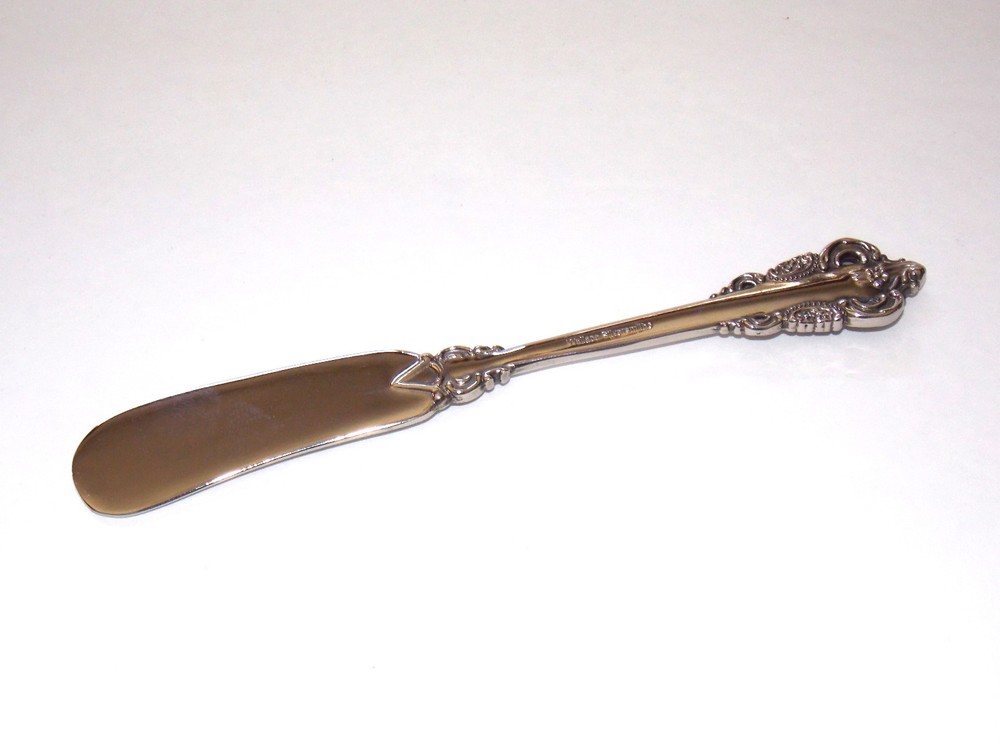 WALLACE SILVERSMITHS - Silverplated Antique Baroque Spreader