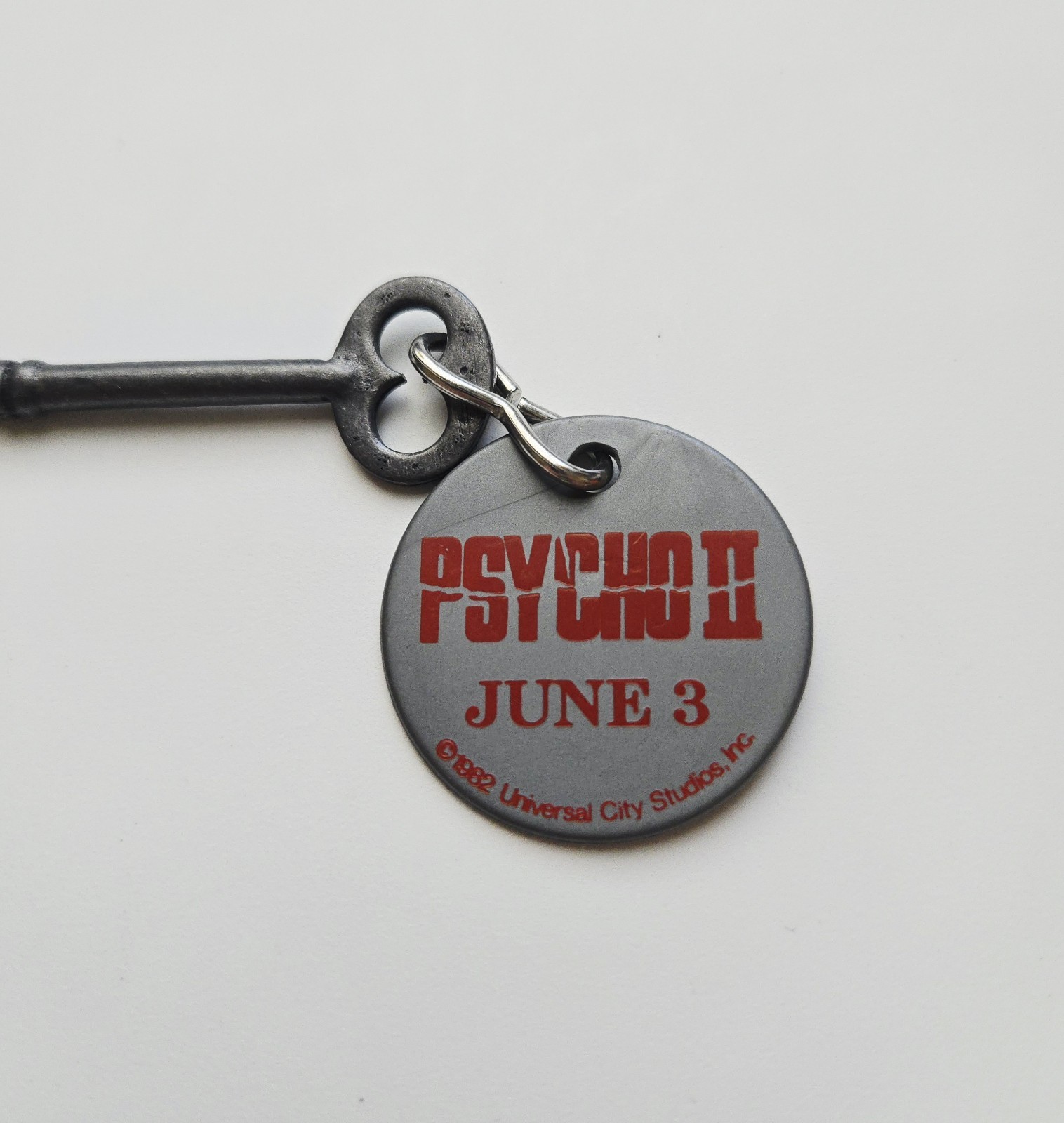 VINTAGE 1982 PSYCHO II MOVIE PROMO KEYCHAIN BATES MOTEL HORROR FILM 2 UNIVERSAL