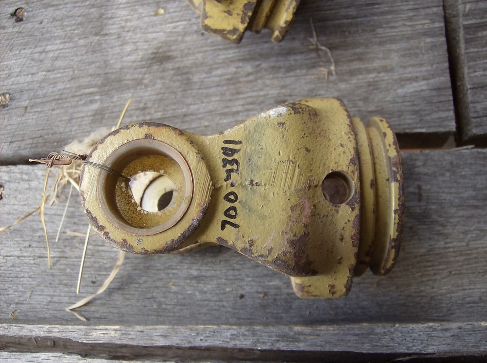 700-7341 IMPLEMENT YOKE MASSEY FERGUSON