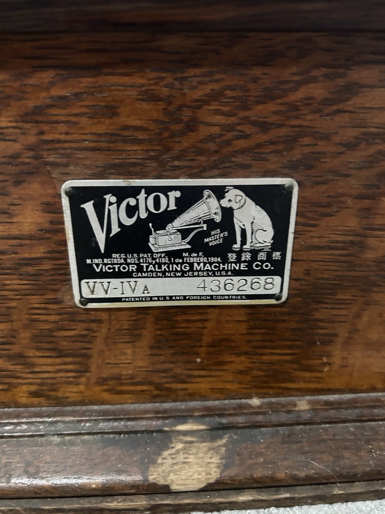 Antique Victor Talking Machine VV-IV