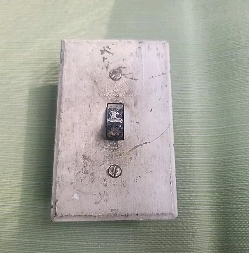 VINTAGE SINGLE POLE ON/OFF TOGGLE LIGHT SWITCH & BRASS COVER - E