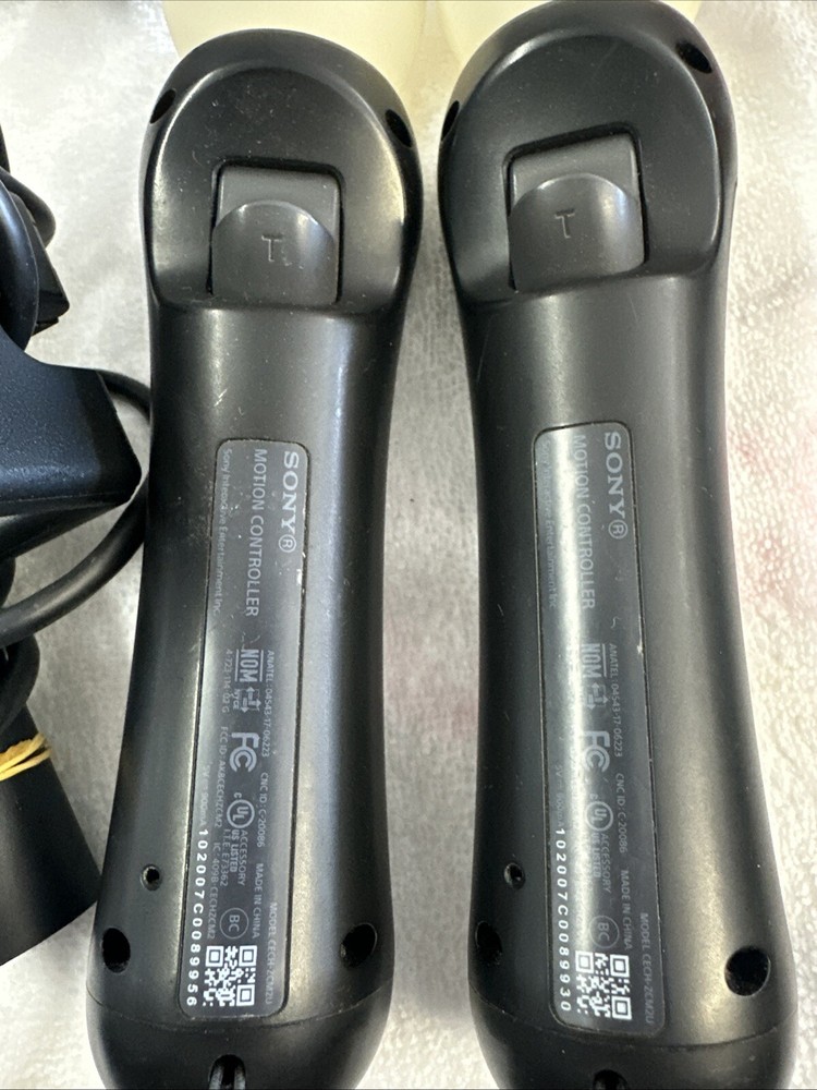 Sony PS4 PlayStation Camera PSVR Motion Sensor CUH-ZEY2 w/ stand, 2 controllers