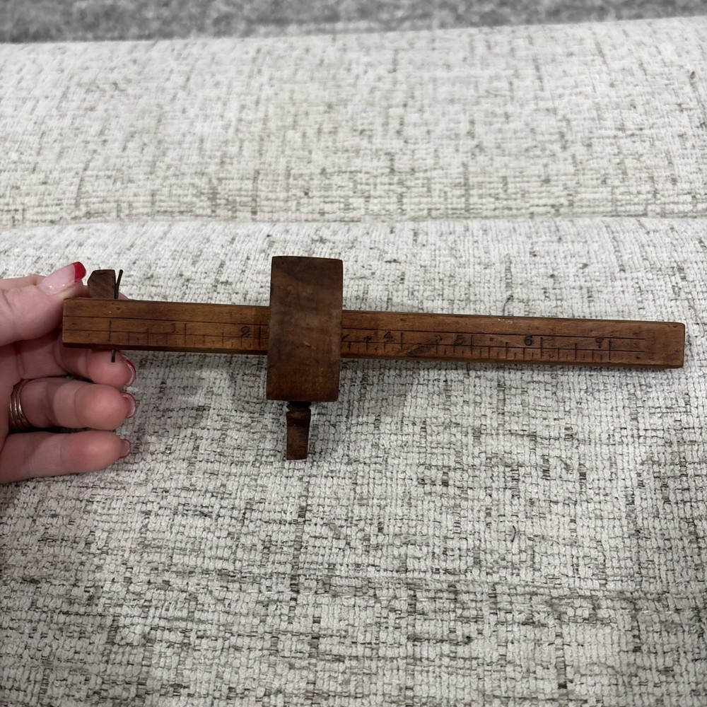 Marking gauge for scribing lines parallel to a reference edge