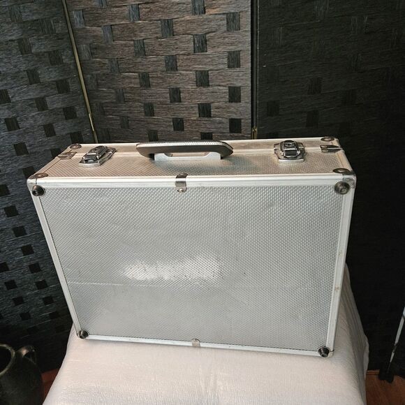 aluminum case used large 18"x13"