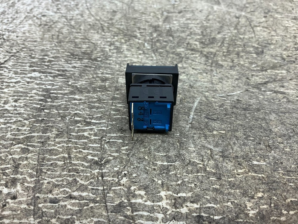 IDEC LB-T1 Blue Illuminated Push Button LBT1 (TSC)