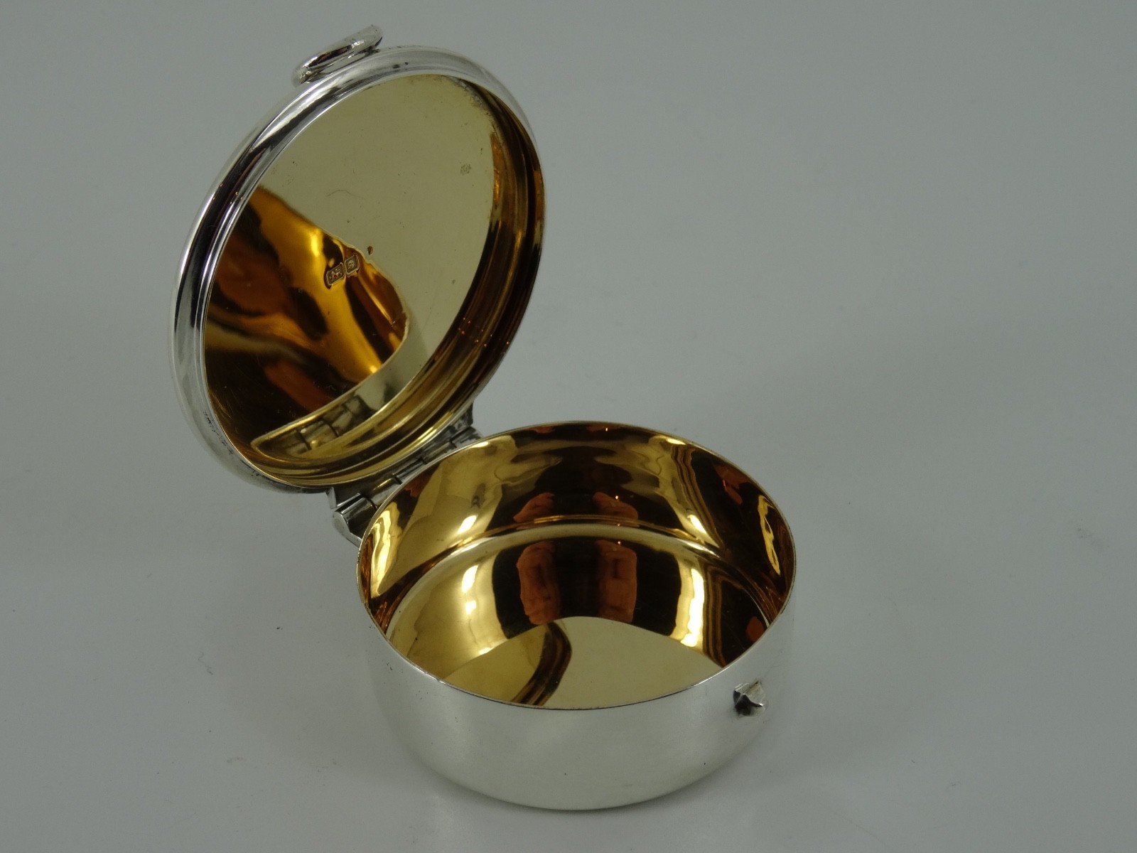 LOVELY EDWARDIAN SOLID STERLING SILVER COMMUNION WAFER BREAD PYX BOX LONDON 1906