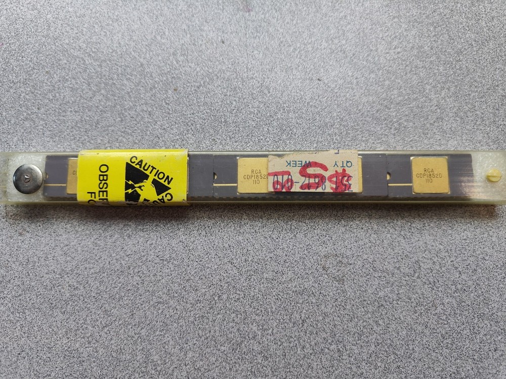 (1 pc) IC Parallel I/O Port, CDP1852D, RCA, 8-Bit, CMOS, CDIP24 Microprocessor