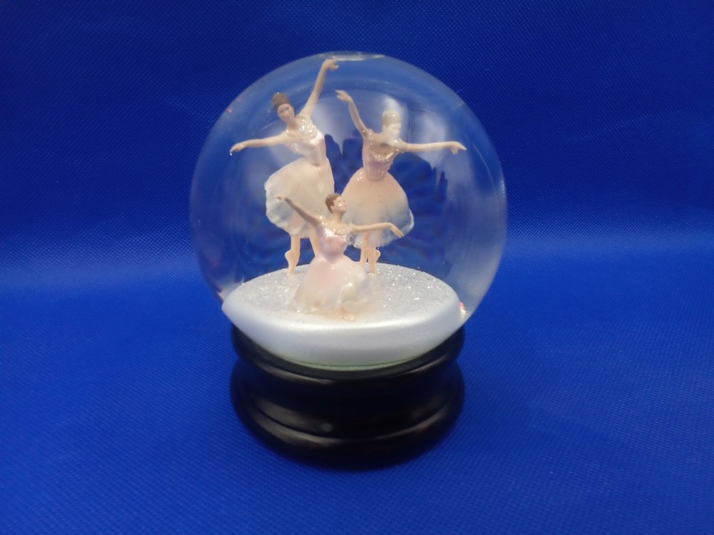 CoolSnowGlobes - Three Dancers Snow Globe