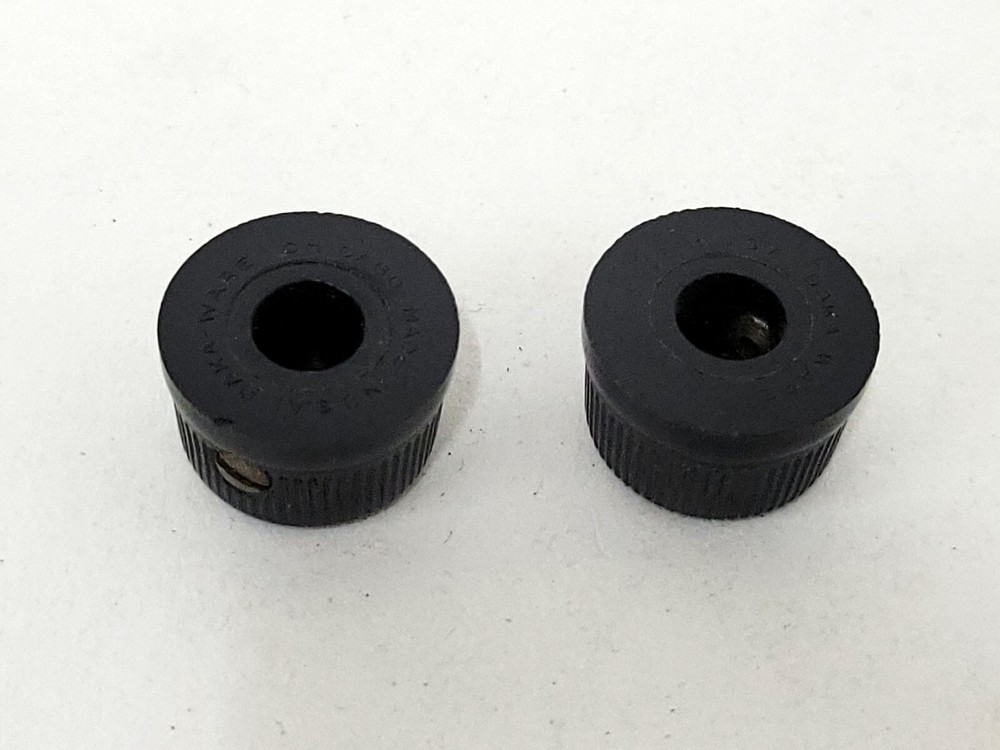 pair Daka-Ware 1450 Knobs - nos - excellent - for 1/4" Dia Shafts - Dakaware