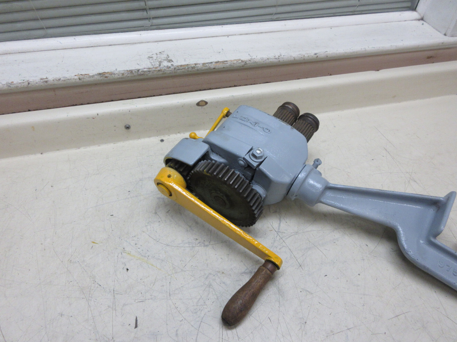 Pexto 0585H Sheet Metal Beading & Crimping Machine w/ Bench Mount Used