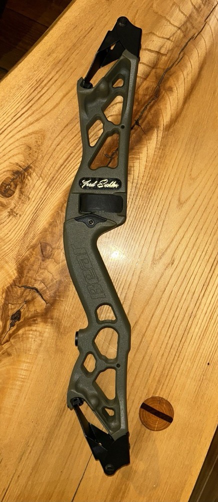 Bear Archery - Fred Eichler Recurve Bow Riser - Green/Black