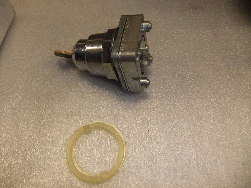 New Rees 40226-136 Key Operated Selector Switch 2 POS Maintained